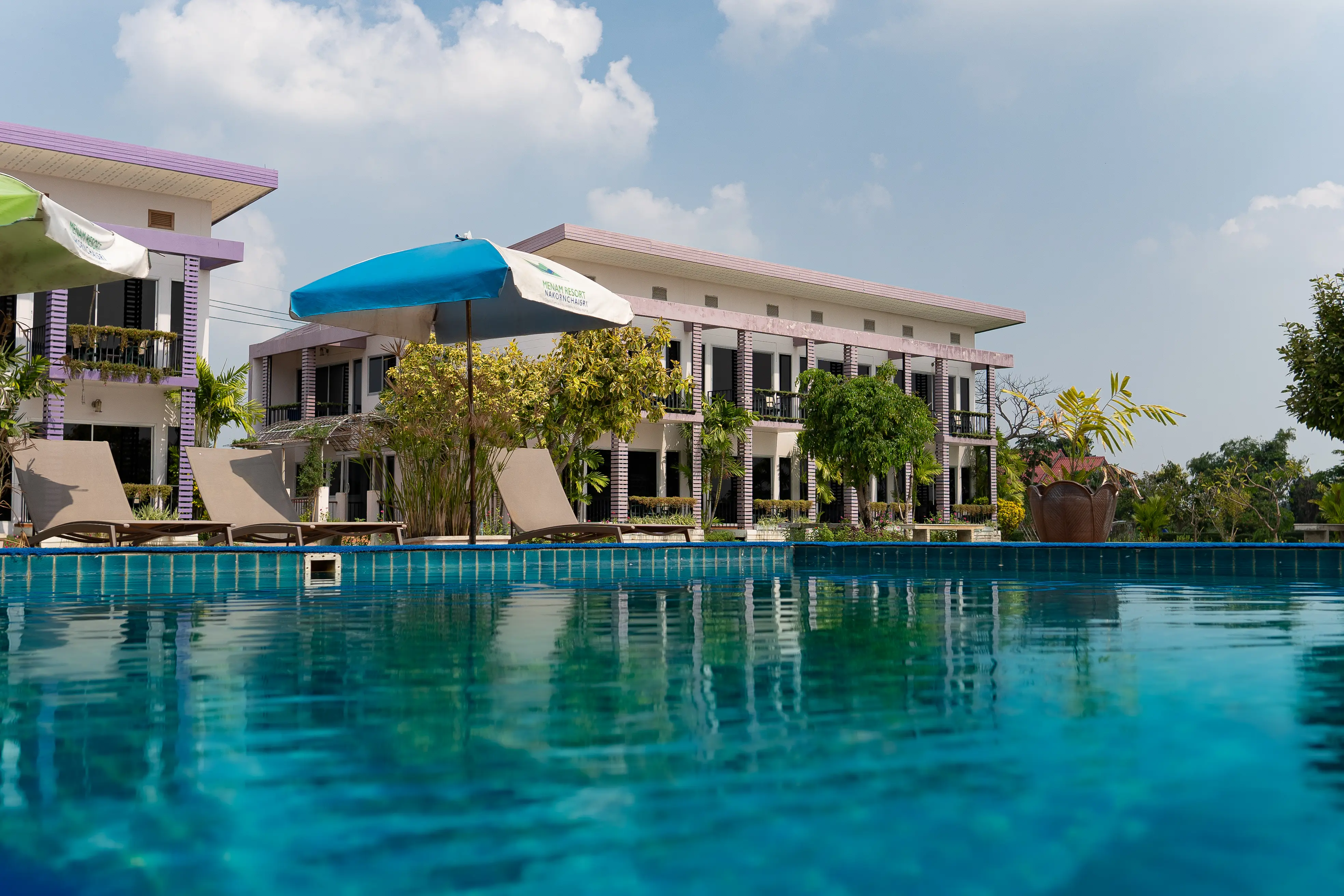 สระว่ายน้ำและอาคารของ Menam Resort