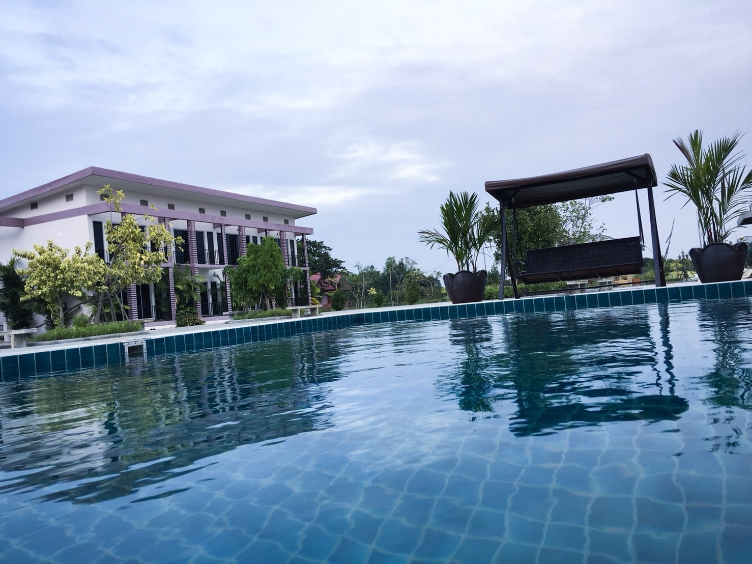 พักให้ช้าลง
ริมสายน้ำที่นครชัยศรี - Menam Resort